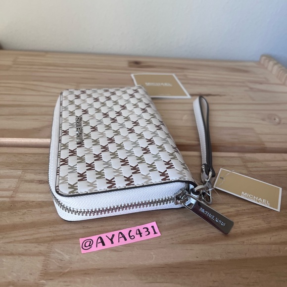 Michael Kors wallet🎈🎈 - Picture 3 of 6